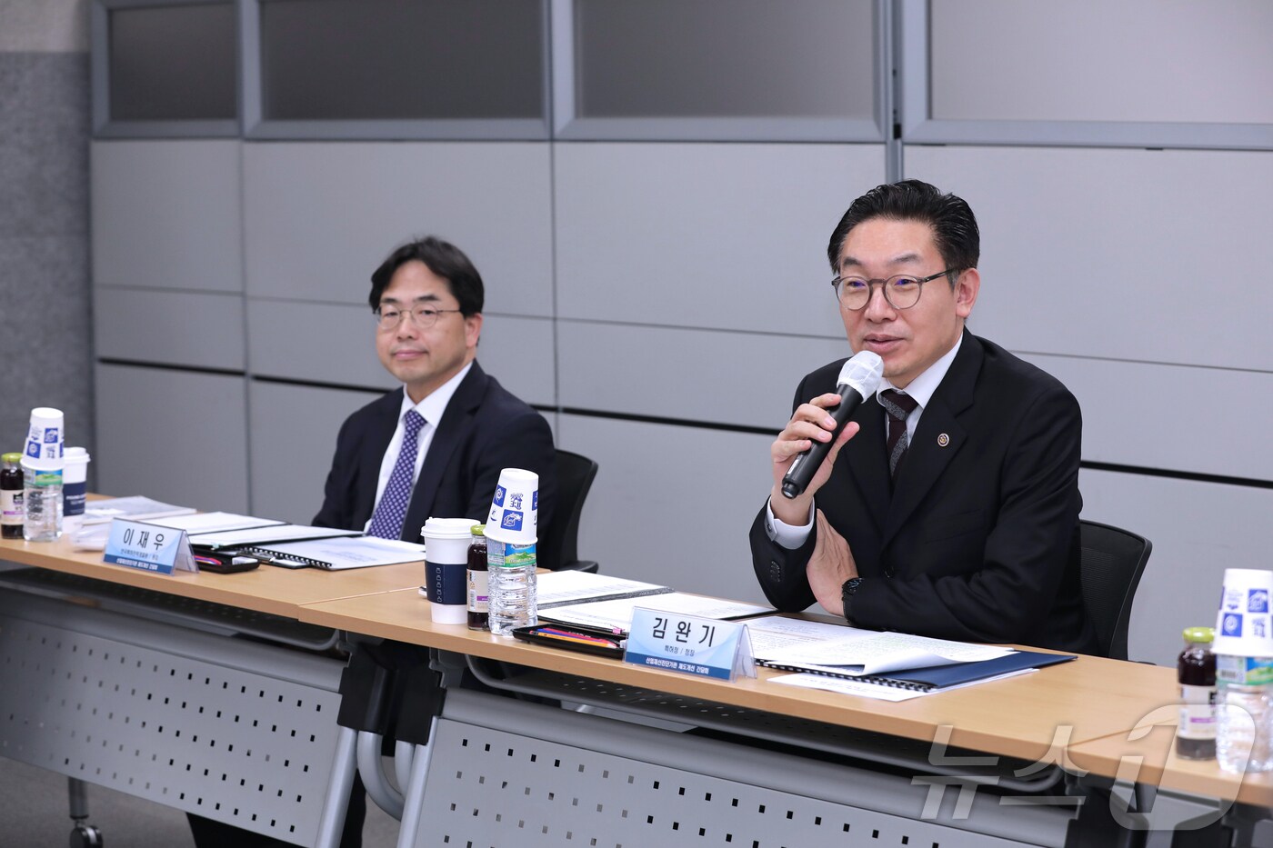 김완기 특허청장&#40;왼쪽에서 2번째&#41;이 간담회에서 발언하고 있다.&#40;특허청 제공.재판매 및 DB금지&#41;/뉴스1