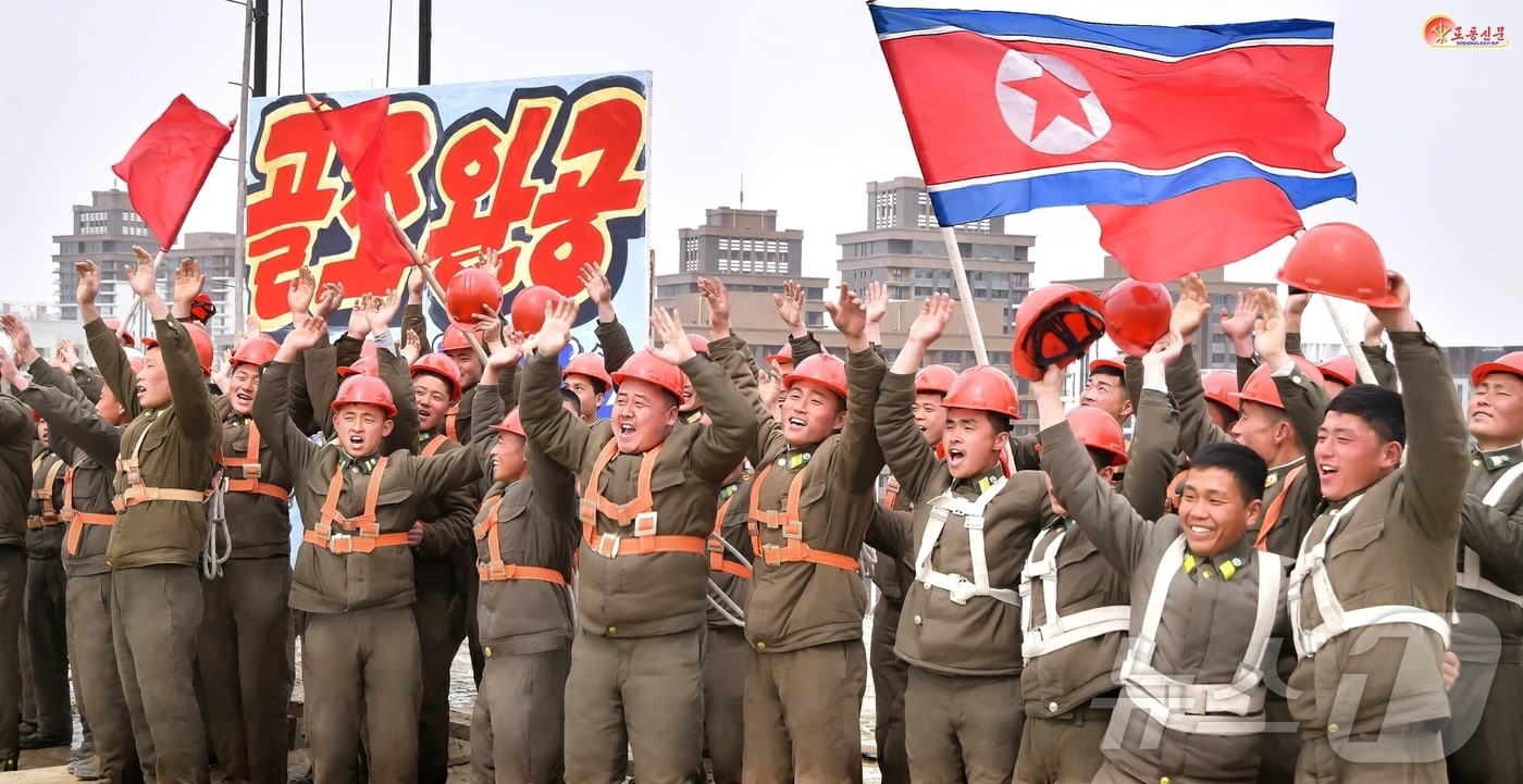 &#40;평양 노동신문=뉴스1&#41; = 북한 노동당 기관지 노동신문은 29일 화성지구 4단계 1만세대 살림집 건설에 참가 중인 사회안전성여단의 지휘관들과 군인건설자들이 &#34;30여일 만에 맡은 살림집 골조 공사를 완공했다＂고 보도했다. [국내에서만 사용가능. 재배포 금지. DB 금지. For Use Only in the Republic of Korea. Redistribution Prohibited] rodongphoto@news1.kr