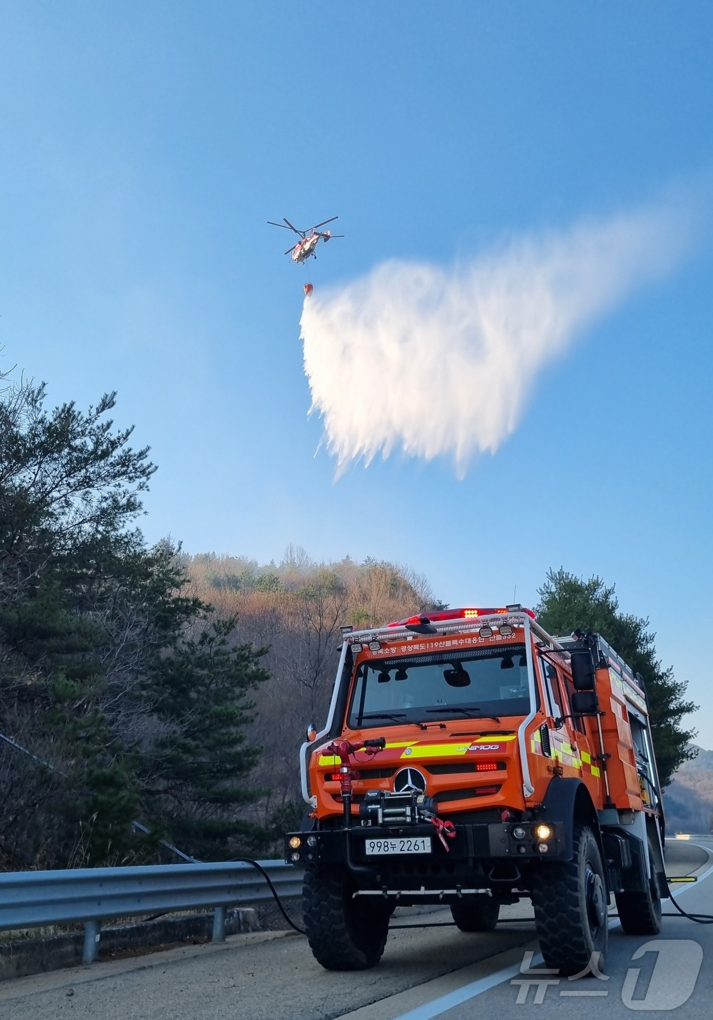 29일 오전 산불이 되살아난 안동시 임하면 야산에 헬기가 물을 뿌리고 있다.(경북소방본부 제공)