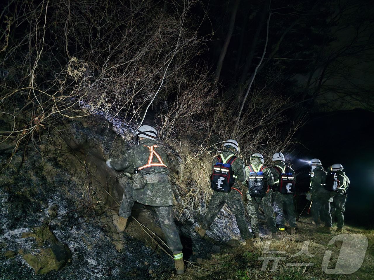 경남 산청군 산불 현장에서 육군 39사단 장병이 야간 산불진화 지원작전을 펼치고 있는 모습. 2025.03.29. (육군 제공)