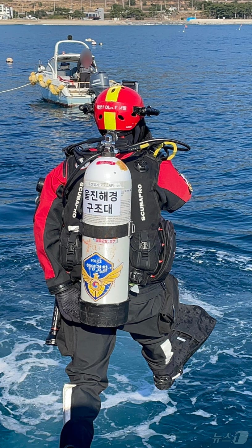 29일 경북 울진해양경찰서 구조대가 표류하던 모터보트를 구조하기 위해 바다로 뛰어들고 있다. (울진해양경찰서 제공, 재판매 및 DB 금지) 2025.3.29/뉴스1  