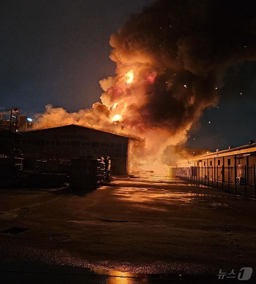 3일 오전 6시쯤 경북 구미시 공단동 구미국가1공단 전투식량 발열재 생산공장에서 불이 나 출동한 소방관이 진화작업을 벌이고 있다.(경북소방본부 제공. 재판매 및 DB 금지) 2025.3.3/뉴스1