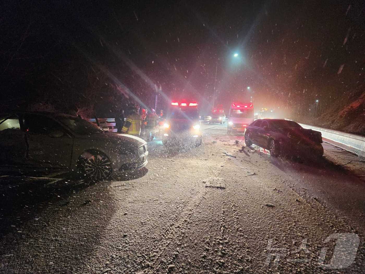 강원 눈길 사고 현장.(강원도소방본부 제공, 재판매 및 DB금지)