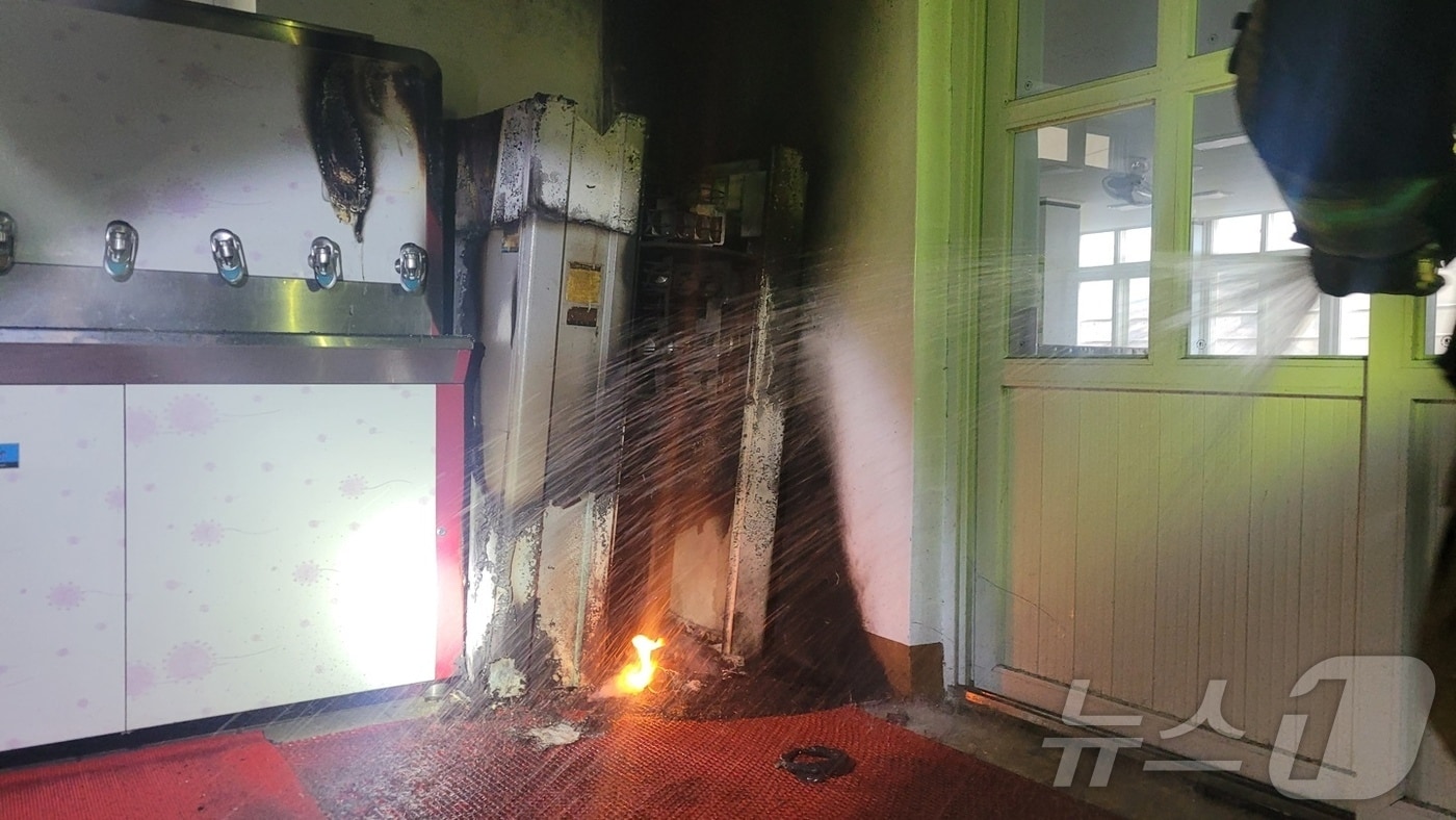 3일 오전 제주시 이도2동 소재 학교 급식실에서 화재가 발생해 소방당국이 진화에 나섰다.(제주도소방안전본부 제공. 재판매 및 DB 금지)