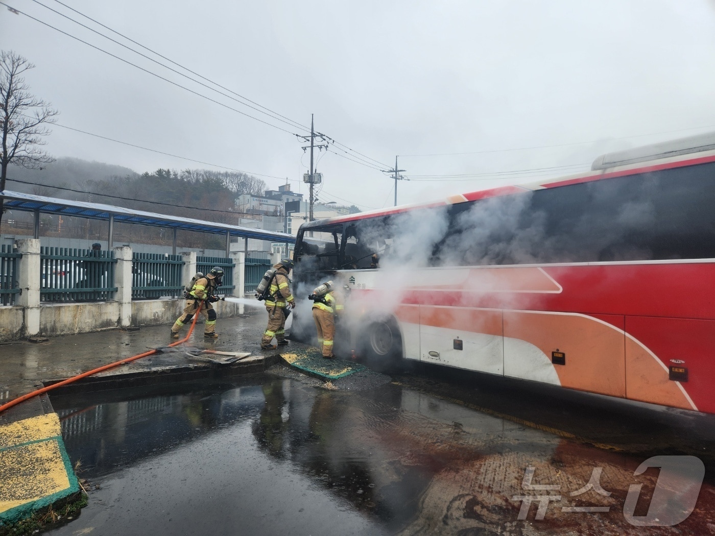 3일 오후 4시 17분쯤 전남 여수종합버스터미널에 주차된 고속버스에서 불이 나 소방당국이 진화 작업을 벌이고 있다.(여수소방서 제공. 재판매 및 DB 금지)2025.3.3/뉴스1