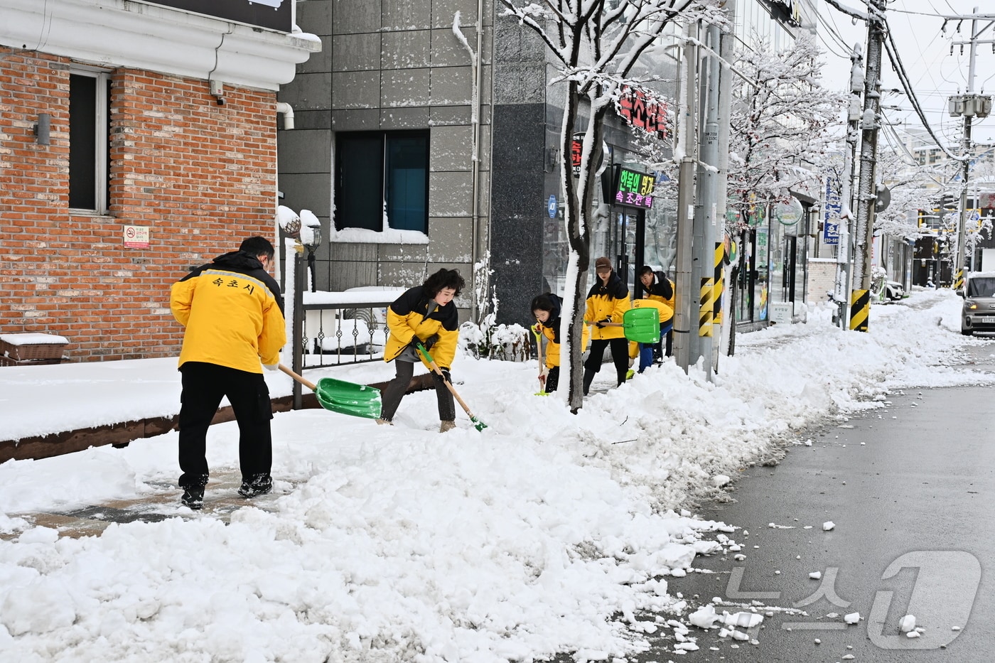 밤사이 많은 눈이 내린 3일 강원 속초 일대에서 시청 직원들이 제설 작업을 하고 있다.(속초시 제공, 재판매 및 DB금지) 2025.3.3/뉴스1 ⓒ News1 한귀섭 기자
