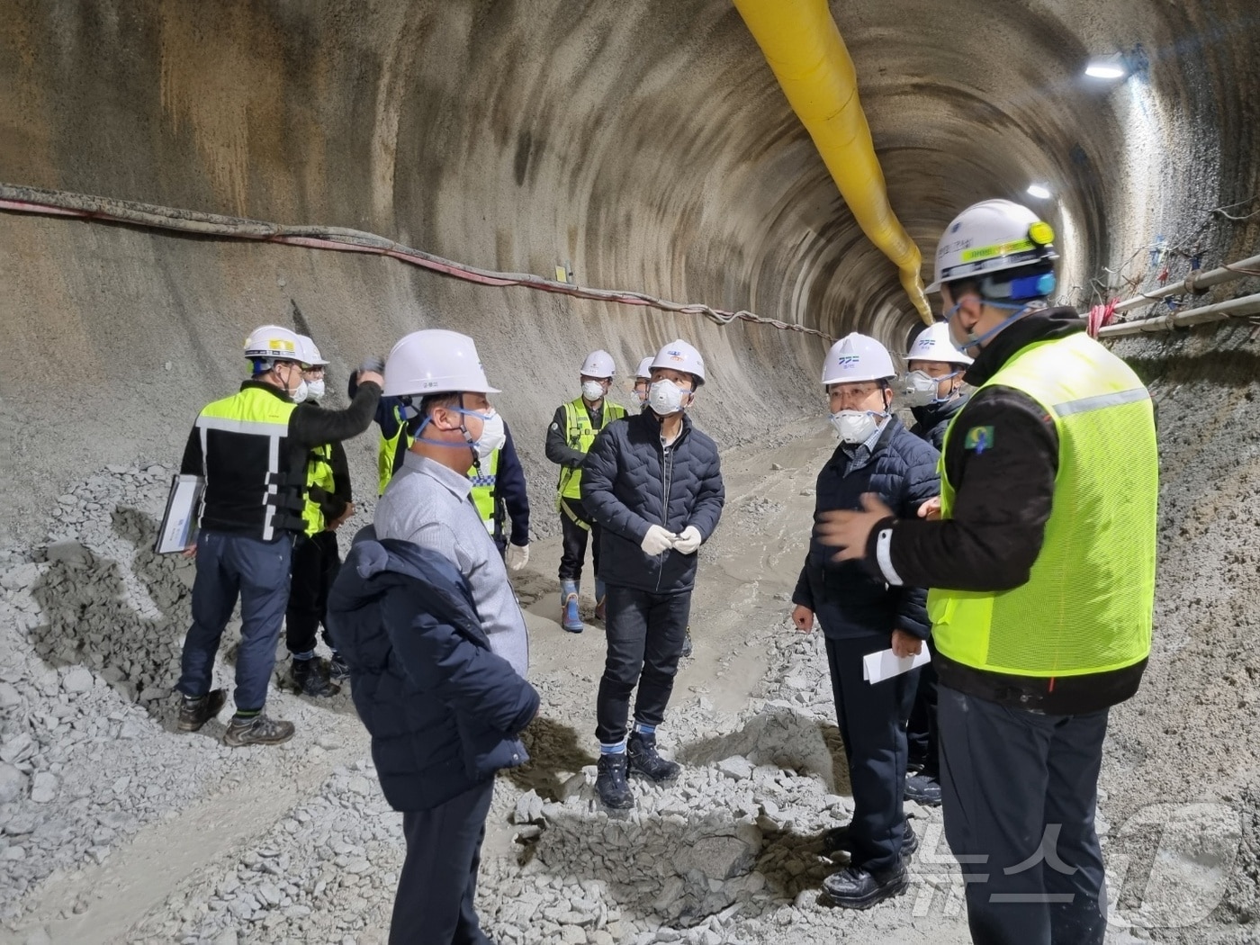 경기도 관계자들이 철도건설 현장 안전점검하는 모습 (사진=경기도)