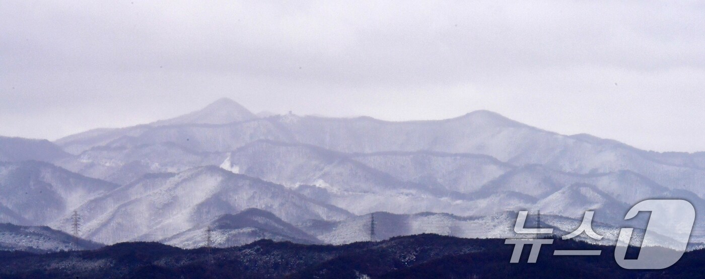 3일 경북 포항시 북구 내연산 등 주변 높은 산에 아침부터 내린 눈이 쌓여있다. 2025.3.3/뉴스1 ⓒ News1 최창호 기자