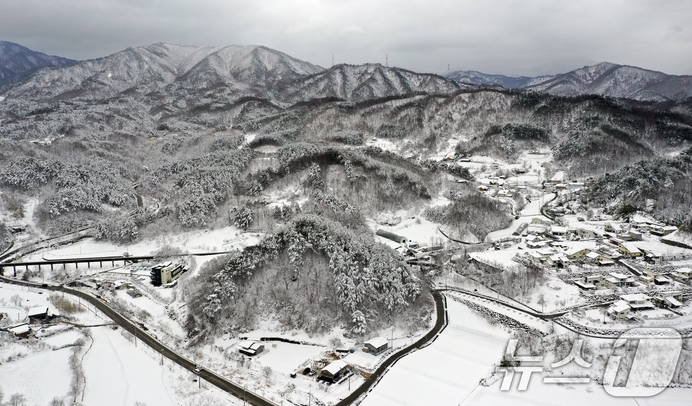 강원 산간을 중심으로 폭설이 내린 3일 강원도 강릉시 성산면 일대에 많은 눈이 쌓여 있다. 기상청은 강원 산지에 최대 40cm 이상, 강원 동해안과 경북북동산지 에 30cm 이상의 폭설이 더 쏟아질 전망이라고 예보했다. 2025.3.3/뉴스1 ⓒ News1 김명섭 기자