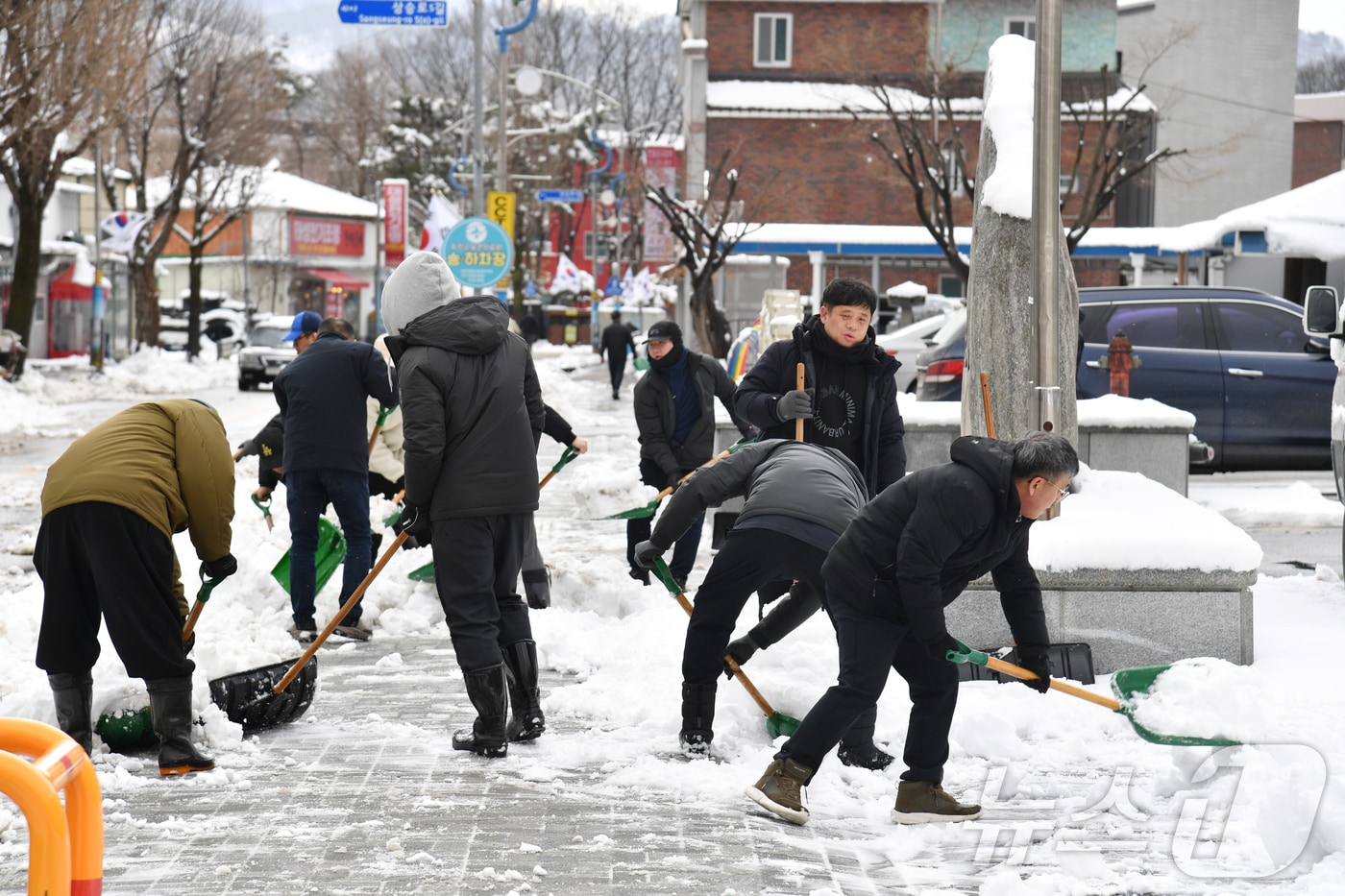 눈이 내린 3일 강원 화천군에서 군청 전 부서 공무원들이 제설작업을 펼치고 있다.(화천군 제공, 재판매 및 DB금지)