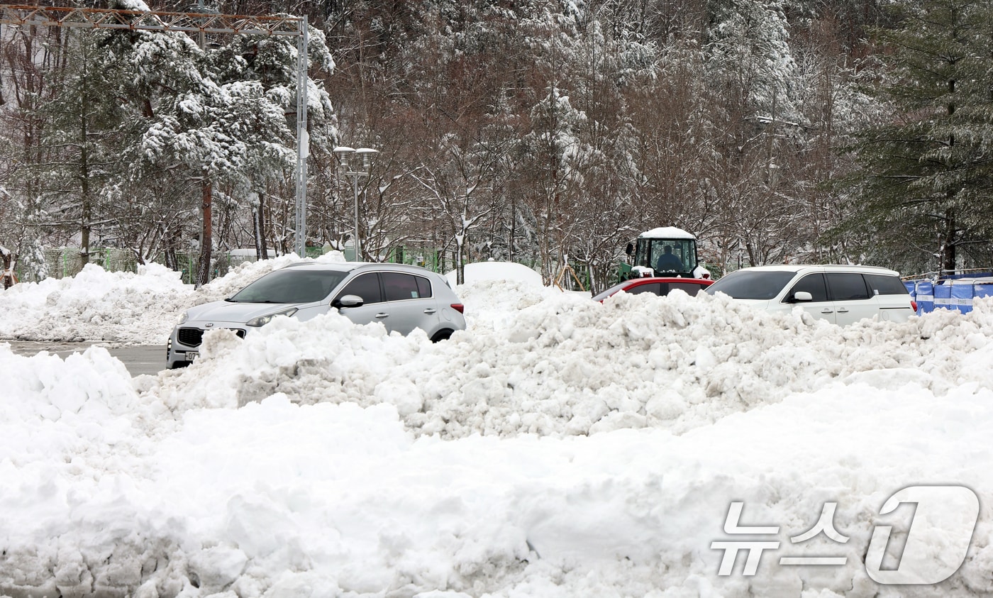 강원 산간을 중심으로 폭설이 내린 3일 강원도 강릉시 영동고속도로 강릉휴게소에서 차량들이 주행하고 있다. 2025.3.3/뉴스1 ⓒ News1 김명섭 기자