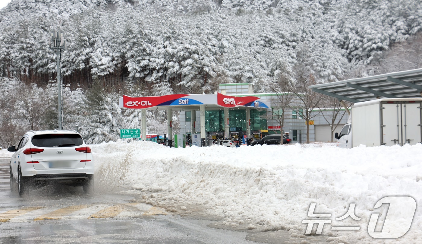 강원 산간을 중심으로 폭설이 내린 3일 강원도 강릉시 영동고속도로 강릉휴게소에서 차량이 주행하고 있다. 기상청은 강원 산지에 최대 40cm 이상, 강원 동해안과 경북북동산지 에 30cm 이상의 폭설이 더 쏟아질 전망이라고 예보했다. 2025.3.3/뉴스1 ⓒ News1 김명섭 기자