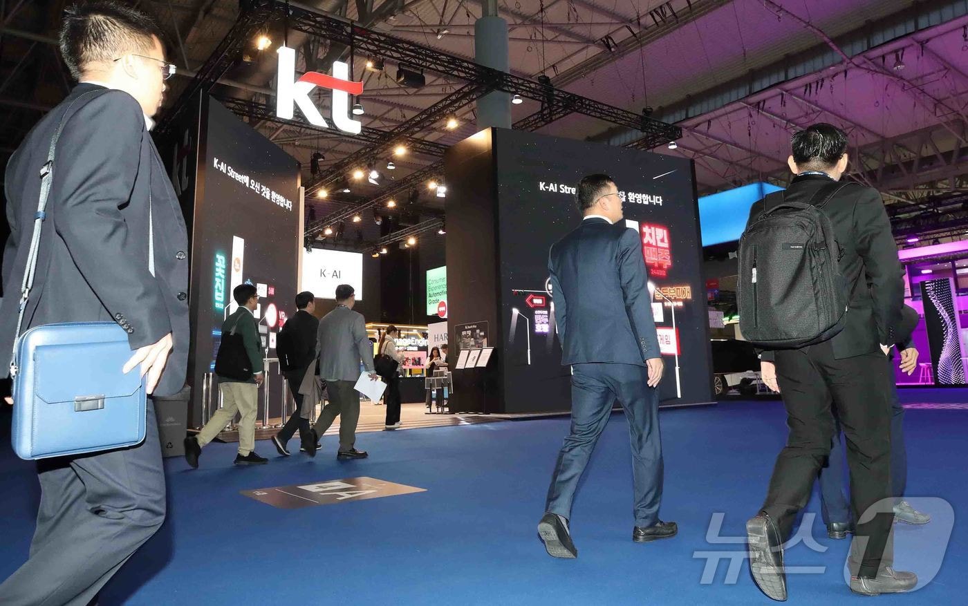 MWC 2025 입장세계 최대 이동통신 전시회 '모바일 월드 콩그레스(MWC) 2025' 개막을 맞은 3일(현지시간) 스페인 바르셀로나 피라 그란 비아 전시장에 업체 관계자들이 입장하고 있다. 2025.3.3/뉴스1 ⓒ News1 사진공동취재단