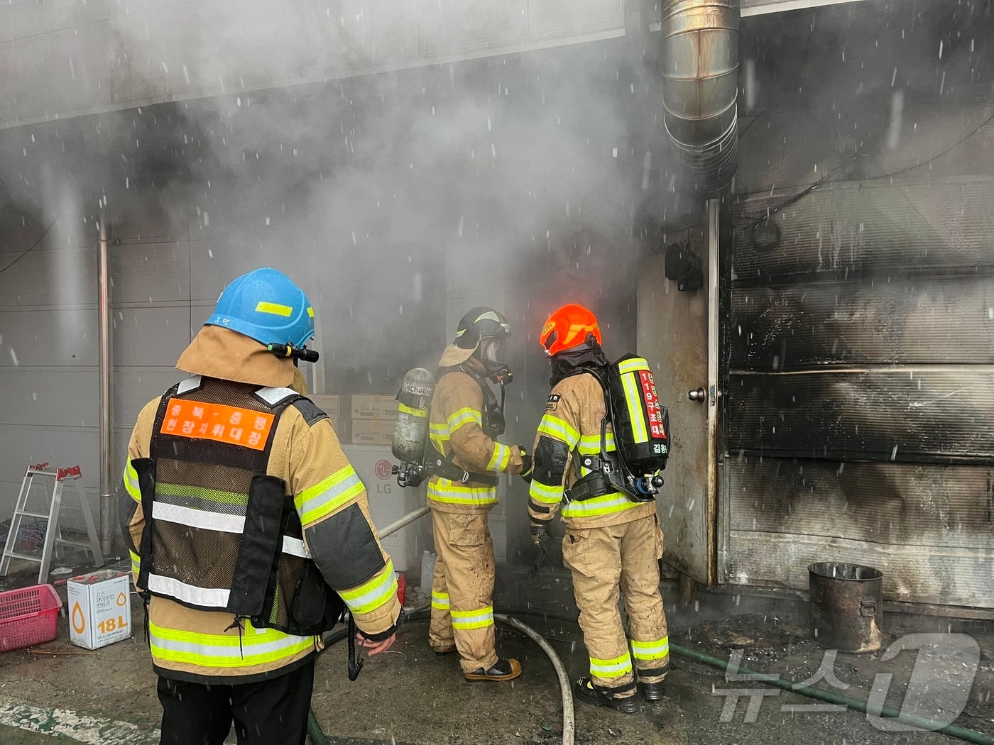 3일 오전 7시 36분쯤 충북 증평군 증평읍의 한 치킨가게에서 불이나 소방관들이 진화작업을 벌이고 있다.(증평소방서 제공, 재판매 및 DB금지)/뉴스1