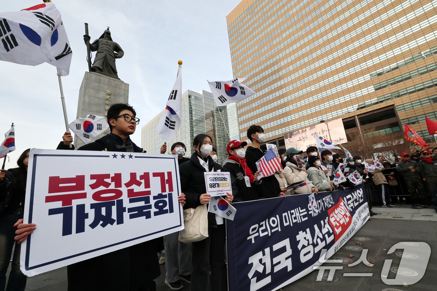 전국탄핵반대청소년연합 중·고등학교 학생들이 3일 서울 광화문광장 이순신 동상 앞에서 윤석열 대통령 탄핵반대 전국 중·고교생 시국선언 기자회견을 하고 있다. 2025.3.3/뉴스1 ⓒ News1 박세연 기자
