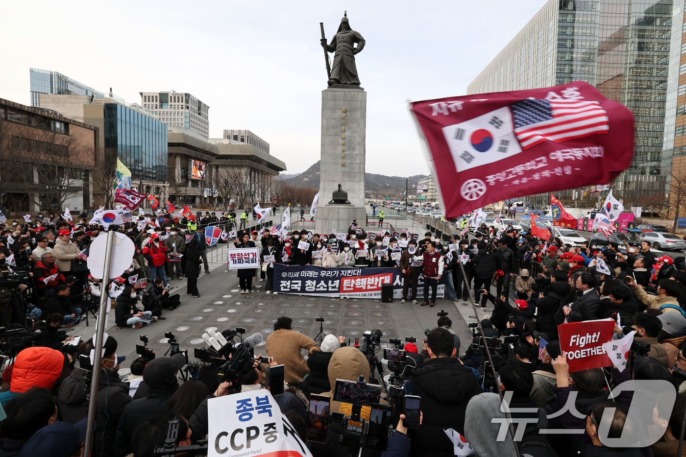 전국탄핵반대청소년연합 중·고등학교 학생들이 3일 서울 광화문광장 이순신 동상 앞에서 윤석열 대통령 탄핵반대 전국 중·고교생 시국선언 기자회견을 하고 있다. 2025.3.3/뉴스1 ⓒ News1 박세연 기자