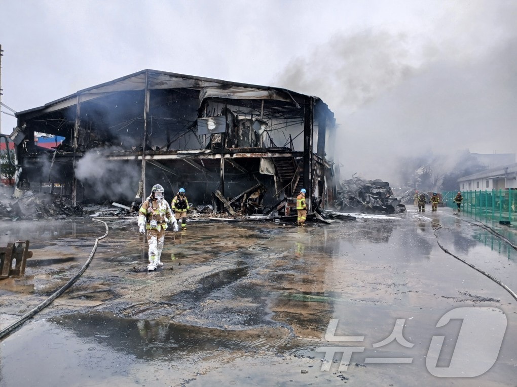 3일 오전 6시쯤 경북 구미시 공단동 구미 국가1공단 전투식량 발열재 생산공장에서 불이 나 6시간 만에 꺼졌다. (경북소방본부 제공. 재판매 및 DB 금지) 2025.3.3/뉴스1