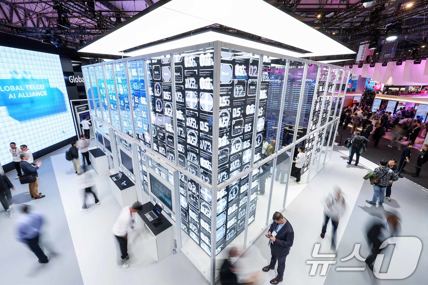 스페인 바르셀로나 피라 그란 비아 전시장에서 열린 &#39;모바일 월드 콩그레스&#40;MWC&#41; 2025&#39;를 찾은 관람객들이 SK텔레콤 부스에서 &#39;AI 데이터 센터&#39;를 살펴보고 있다.  &#40;자료사진&#41;2025.3.3/뉴스1 ⓒ News1 민경석 기자