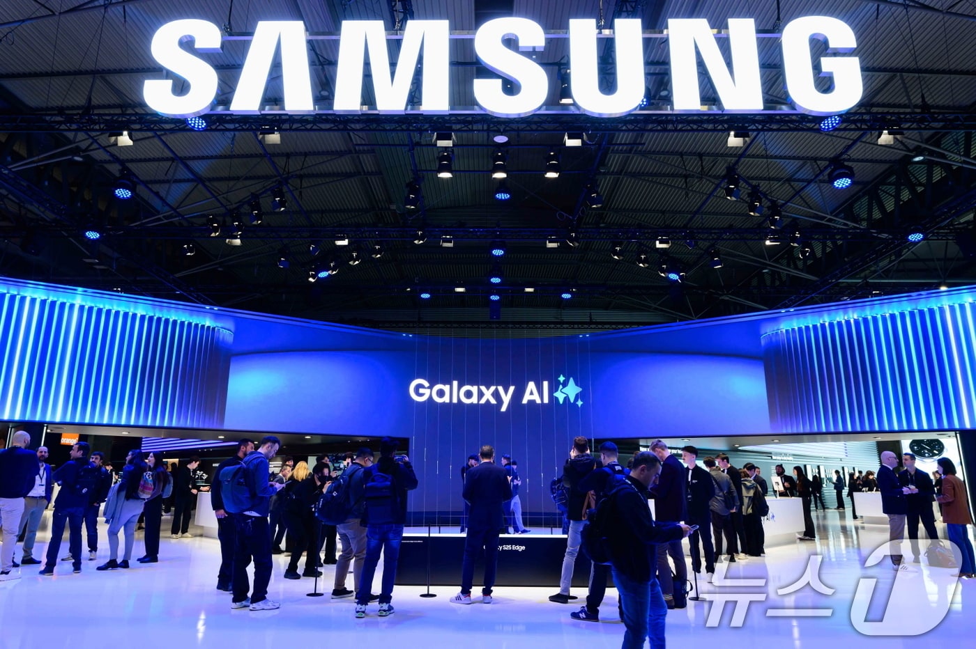 세계 최대 이동통신 전시회 '모바일 월드 콩그레스(MWC) 2025'가 개막한 3일(현지시간) 스페인 바르셀로나 피라 그란 비아 전시장 삼성전자 부스에서 관람객들이 갤럭시 AI 체험을 하고 있다. (삼성전자 제공, 재판매 및 DB 금지) 2025.3.3/뉴스1