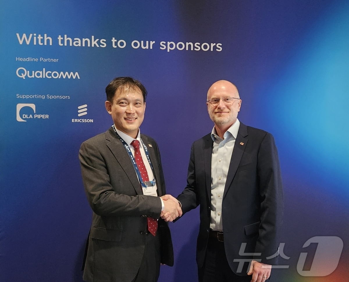 김태규 방송통신위원회 부위원장(왼쪽)과 브렌던 카 미국 연방통신위원회(FCC) 위원장 (방송통신위원회 제공)