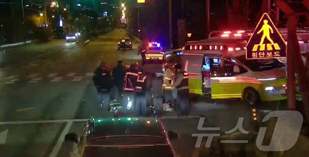  29일 오후 8시 47분께 전북자치도 전주시 덕진구 우아동 한 도로에서 A 씨(50대·여)가 SUV에 치였다.(전북소방 제공. 재판매 및 DB금지)
