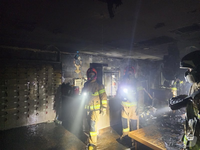 30일 오전 1시49분쯤 충북 영동군 영동읍 한 목욕탕에서 불이 났다.(영동소방서 제공. 재판매 및 DB금지)