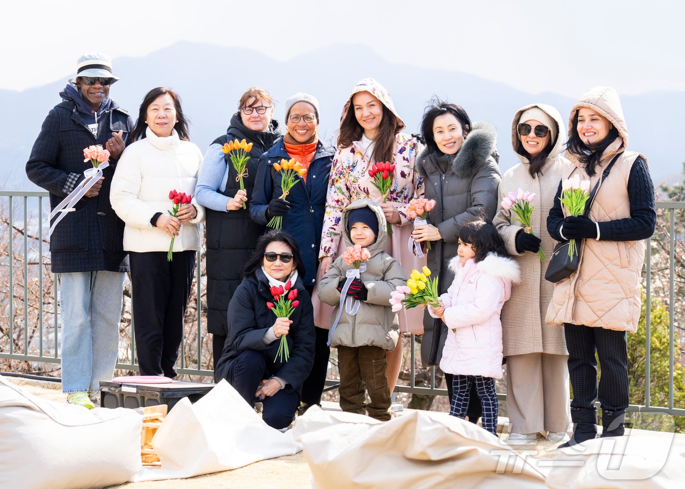 29일 튤립축제가 진행중인 에버랜드에 네덜란드, 독일 등 12개국 주한대사 가족들이 방문해 한국의 아름다운 정원문화를 체험하고 있다(에버랜드 제공)