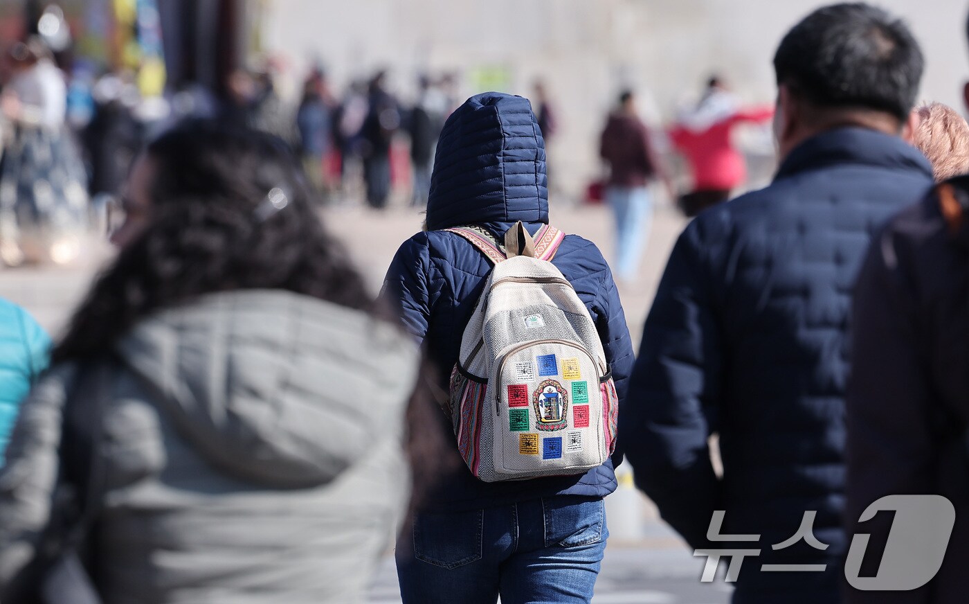 외투를 입은 시민들이 발걸음을 옮기고 있다. (자료사진) ⓒ News1 김성진 기자