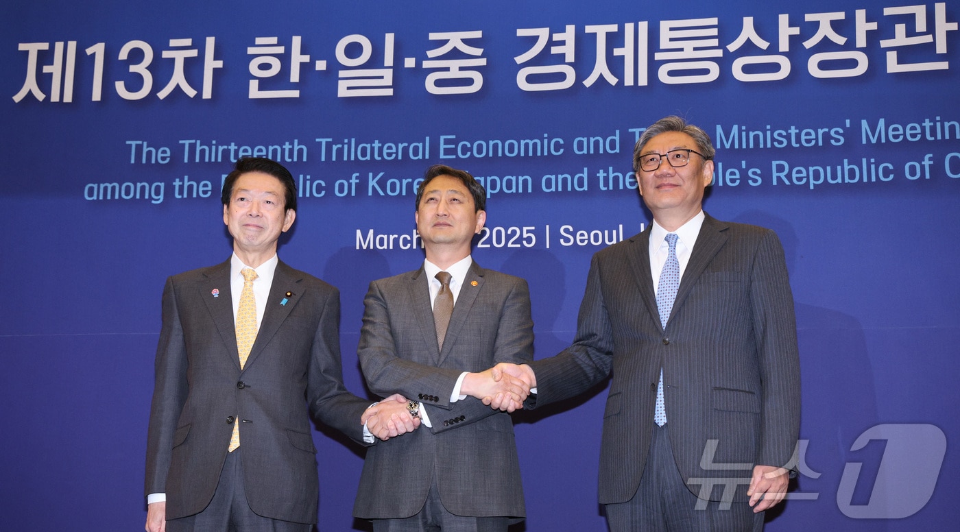 안덕근 산업통상자원부 장관(가운데)이 30일 오전 서울 중구 대한상공회의소에서 열린 제13차 한·일·중 경제통상장관회의에서 무토 요지 일본 경제산업성 대신(왼쪽), 왕 원타오 중국 상무부 부장과 기념 촬영을 하고 있다. 2025.3.30/뉴스1 ⓒ News1 신웅수 기자