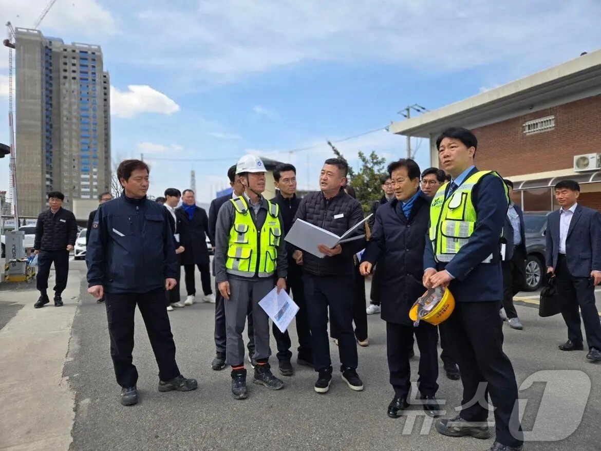 정동영 더불어민주당 국회의원은 전주역사 증축 공사 현장에 관계자들과 현장을 둘러보고 있다.(의원실제공. 재판매 및 DB금지)2025.3.30/뉴스1