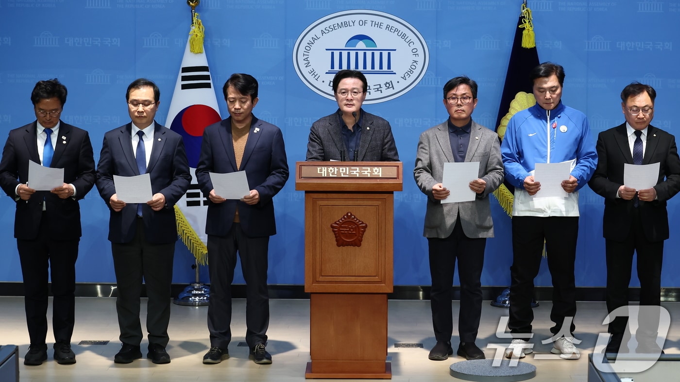 더불어민주당 초선의원 모임인 더민초 소속 의원들이 기자회견을 하고 있다. 2025.3.30/뉴스1 ⓒ News1 김민지 기자