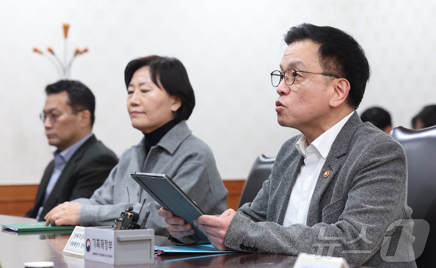 최상목 경제부총리 겸 기획재정부 장관이 30일 서울 종로구 정부서울청사에서 열린 긴급현안 관련 경제관계장관간담회에서 모두발언을 하고 있다. ⓒ News1 김성진 기자