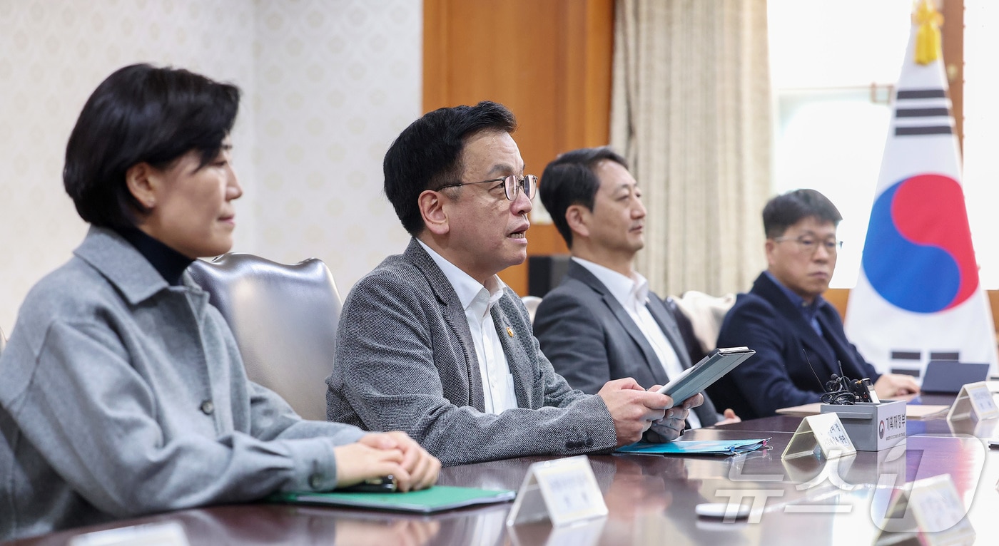 최상목 경제부총리 겸 기획재정부 장관이 30일 서울 종로구 정부서울청사에서 열린 긴급현안 관련 경제관계장관간담회에서 모두발언을 하고 있다. ⓒ News1 김성진 기자