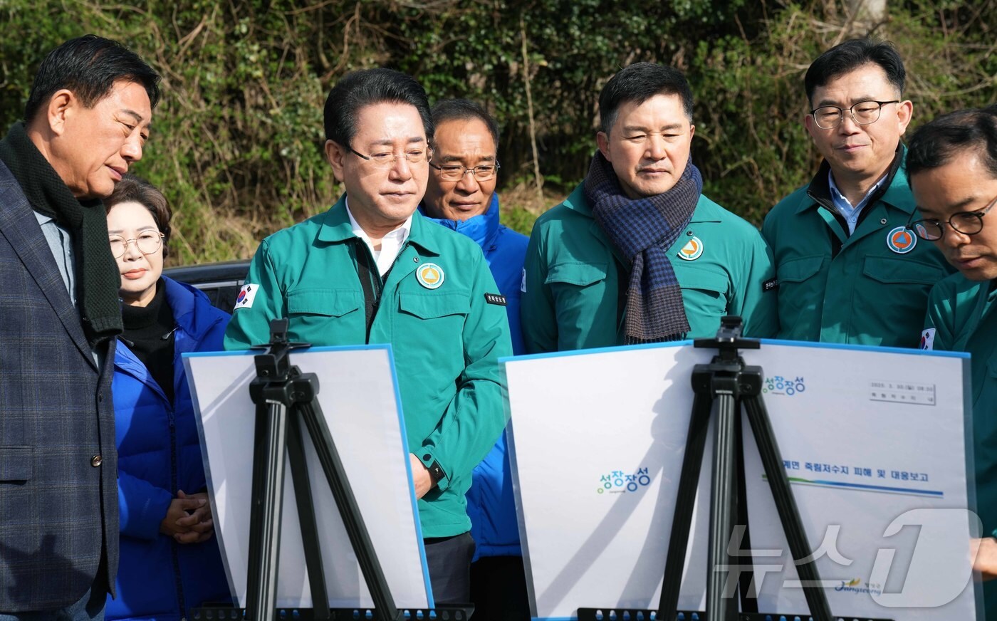 김영록 지사가 30일 오전 장성 죽림저수지 인근 시설하우스 침수 피해 현장을 방문, 피해상황 등을 점검하고 시설 조속 복구 및 모내기 등 영농대책 마련을 지시하고 있다.&#40;전남도 제공. 재판매 및 DB금지&#41; 2025.3.30/뉴스1 