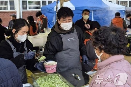 백종원 더본코리아 대표가 지난 28일 경북 안동시 길안중학교에 마련된 이재민 대피소 앞에서 &#39;무료 급식소&#39;를 차리고 즉석에서 조리한 음식을 배식하고 있다. &#40;안동시 제공. 재판매 및 DB금지&#41; 2025.3.30/뉴스1