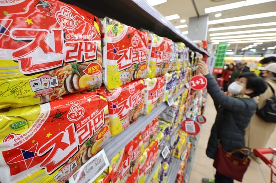 서울의 한 대형마트에서 시민들이 진라면을 고르고 있다. 2025.3.30/뉴스1 ⓒ News1 신웅수 기자