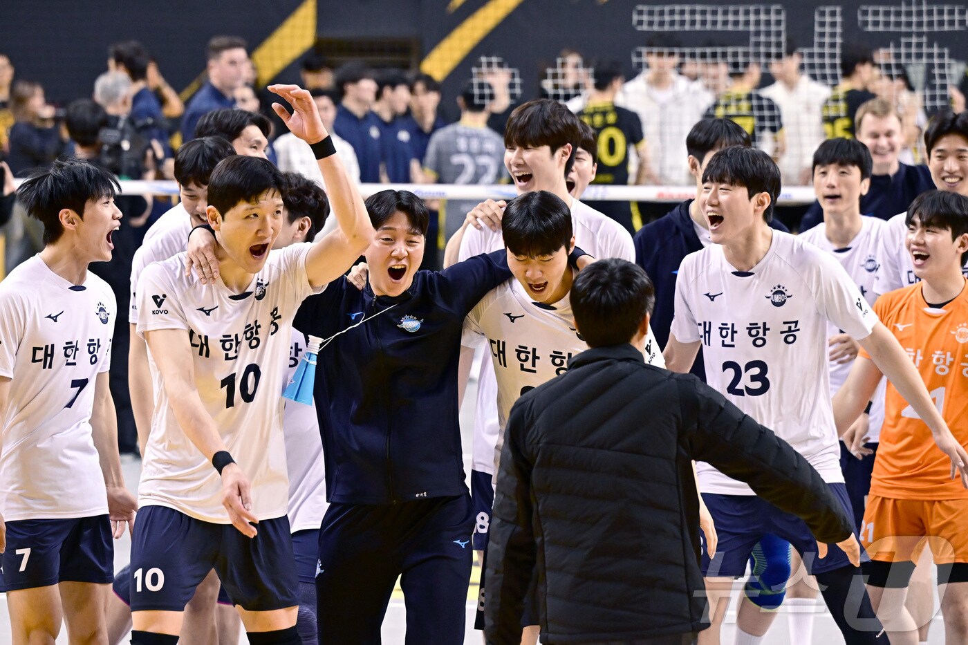 대한항공 선수들이 30일 경기도 의정부 경민대 기념관에서 열린 도드람 2024~25 V리그 대한항공과 KB손해보험과의 플레이오프 3차전에서 세트 스코어 3-0(25-20, 25-20, 28-26)으로 승리하며 챔피언결정전 진출에 성공하자 환호하고 있다. (KOVO 제공. 재판매 및 DB 금지) 2025.3.30/뉴스1
