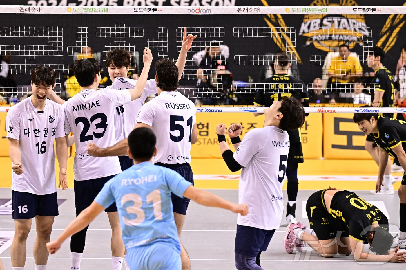대한항공 선수들이 30일 경기도 의정부 경민대 기념관에서 열린 도드람 2024~25 V리그 대한항공과 KB손해보험과의 플레이오프 3차전에서 세트 스코어 3-0(25-20, 25-20, 28-26)으로 승리하며 챔피언결정전에 진출한 후 환호하고 있다. (KOVO 제공. 재판매 및 DB 금지) 2025.3.30/뉴스1