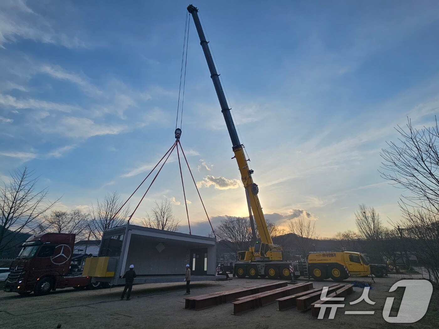 30일 오후 5시 40분쯤 경북 대형 산불로 인한 이재민 임시주택 1호가 안동시 일직면 망호리 권정생 어린이 문학관 앞 유휴부지에 도착해 설치를 시작하고 있다.2025.3.30/뉴스1 신성훈 기자 ⓒ News1 신성훈 기자