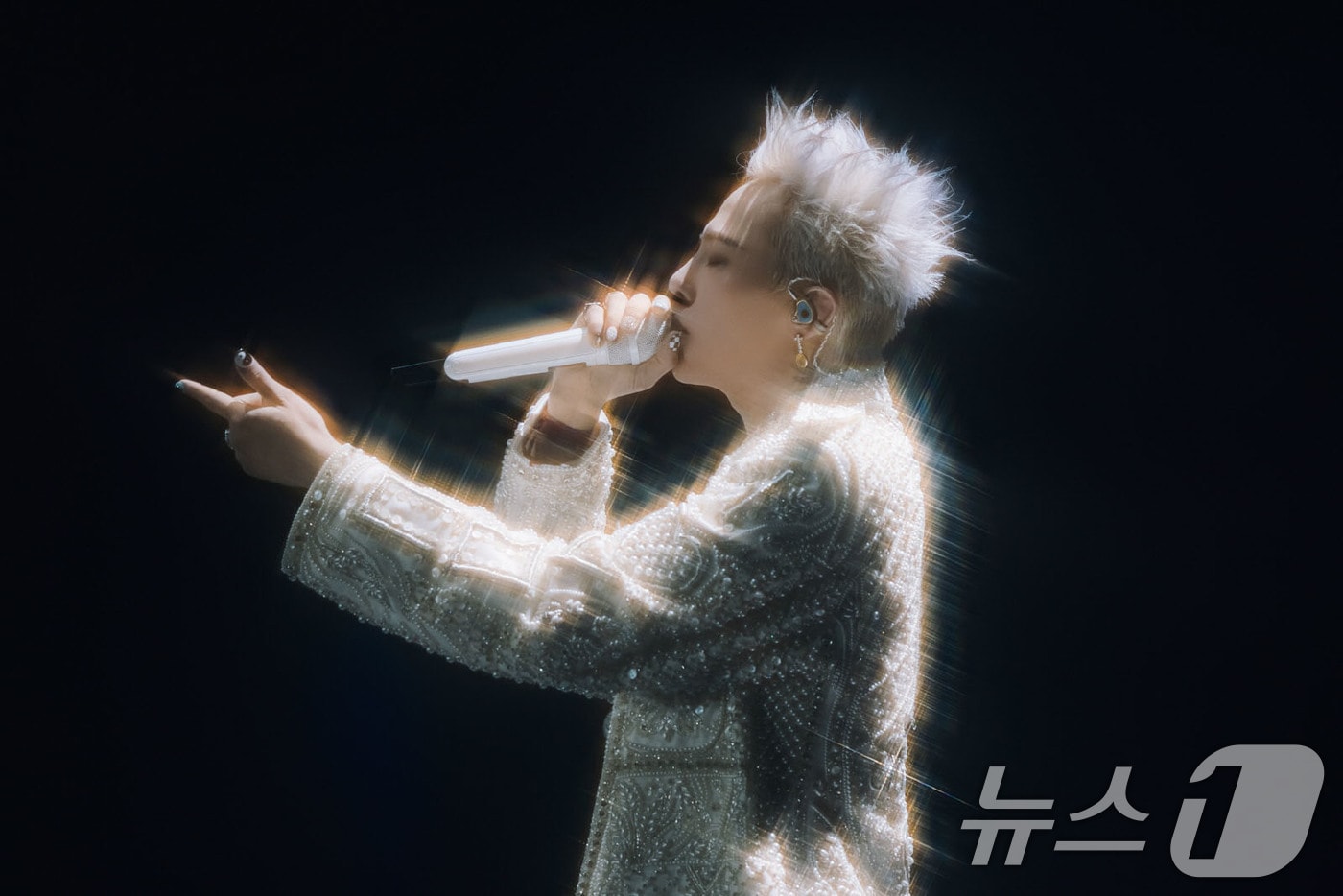 가수 지드래곤(GD)이 29일 경기도 고양시 고양종합운동장에서 열린 ‘지드래곤 2025 월드투어’ 콘서트에서 멋진 공연을 펼치고 있다. (갤럭시코퍼레이션 제공. 재판매 및 DB 금지) 2025.3.30/뉴스1