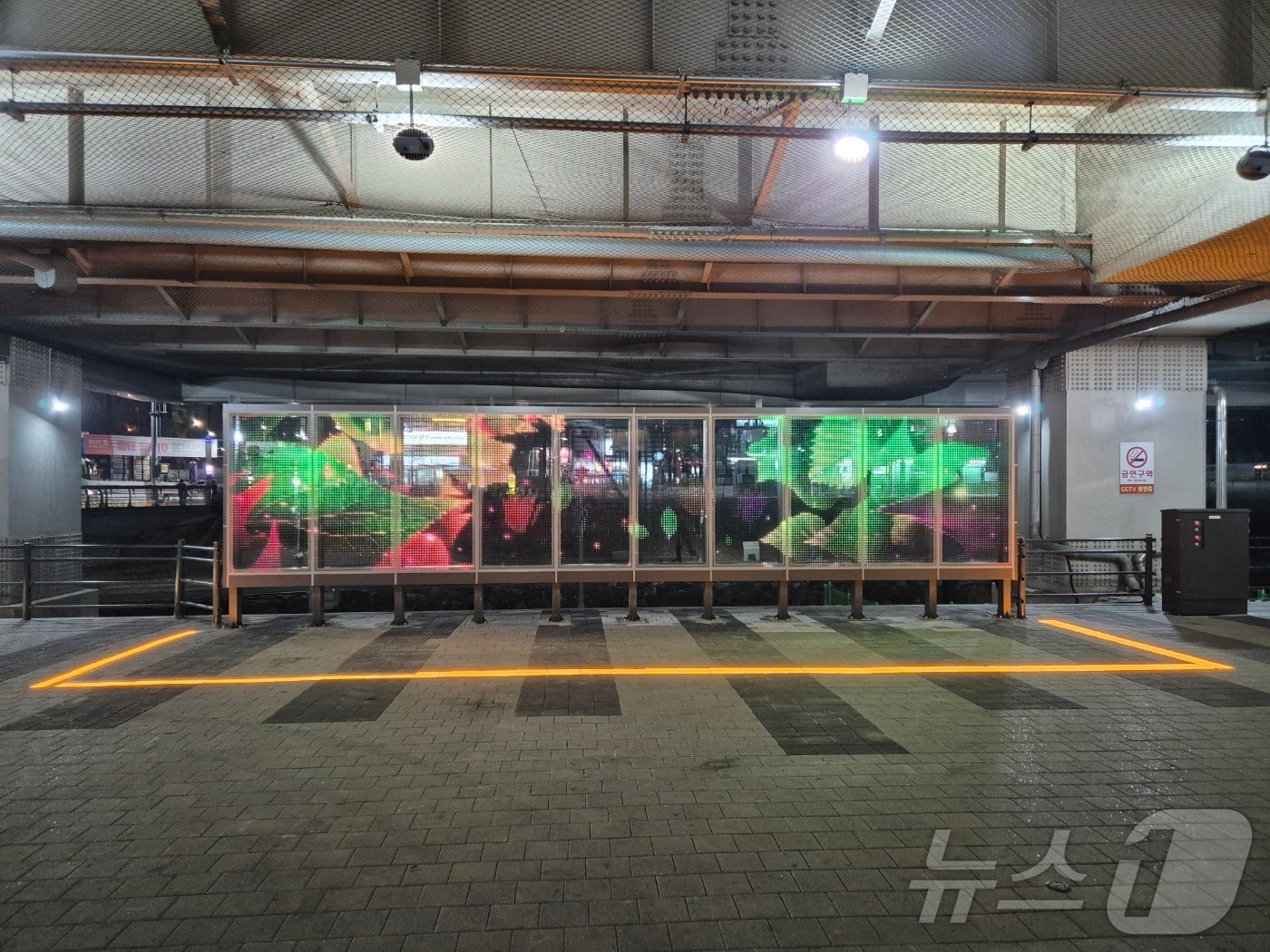 용인경전철 기흥역 하부에 설치된 미디어월 모습.(용인시 제공)