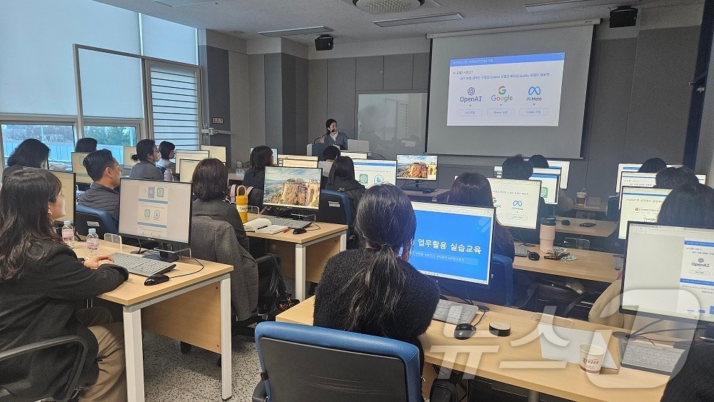 경기 군포시가 지난 24~27일 정보화교육세넡에서 6급 이하 공무원 72명을 대상으로 생성형 인공지능(AI)을 활용한 업무 능력 향상 실습교육을 진행하고 있다. (군포시 제공. 재판매 및 DB 금지) 2025.3.31/뉴스1