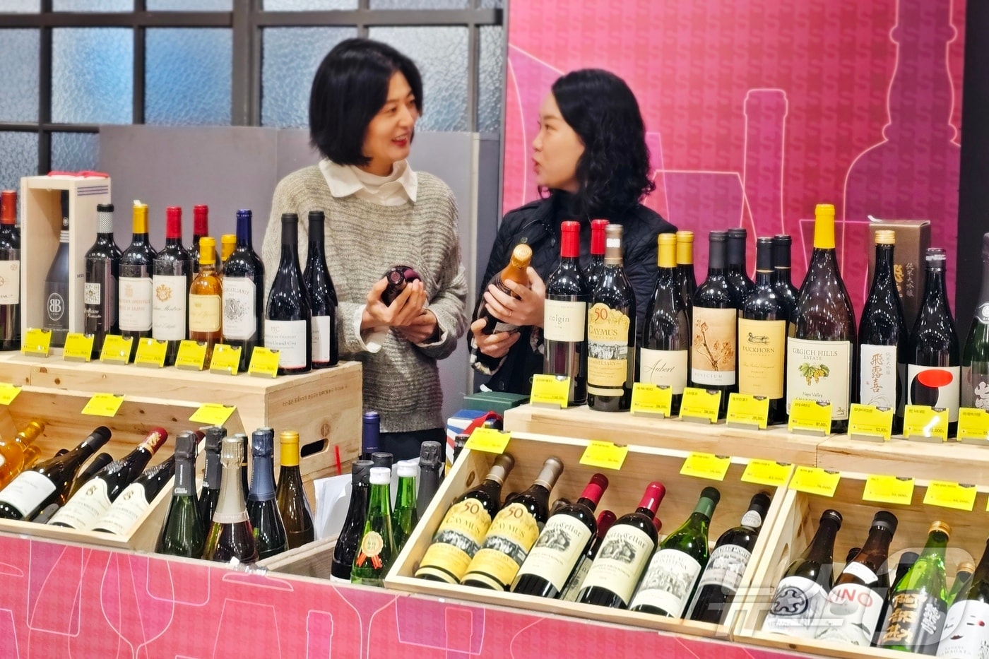 신세계백화점 센텀시티를 방문한 고객들이 2025년 상반기 와인 창고전 행사장을 방문해 제품을 살펴보고 있다.(신세계 센텀시티 제공. 재판매 및 DB 금지)