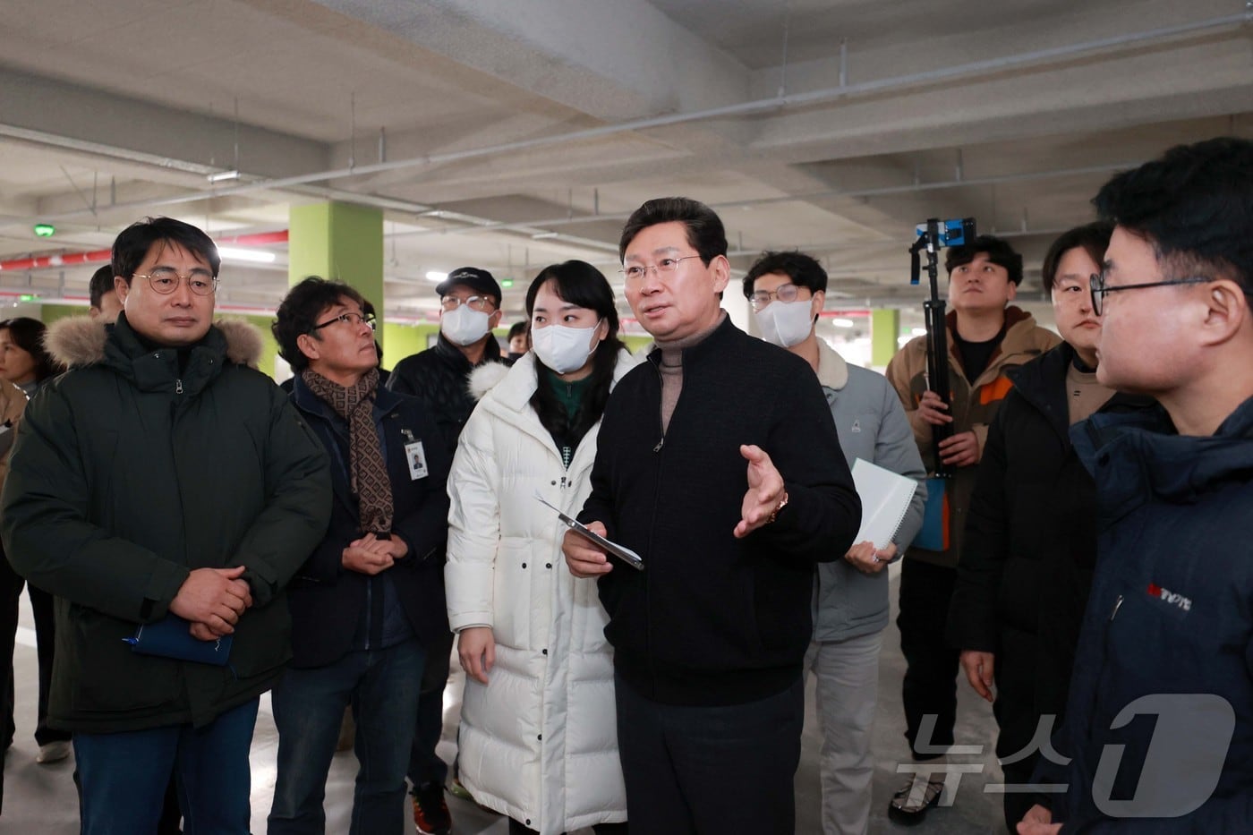 이상일 시장(오른쪽 두번째)이 경남아너스빌디센트 건설 현장에서 하자 보수 상황을 살펴보고 있는 모습.(용인시 제공)