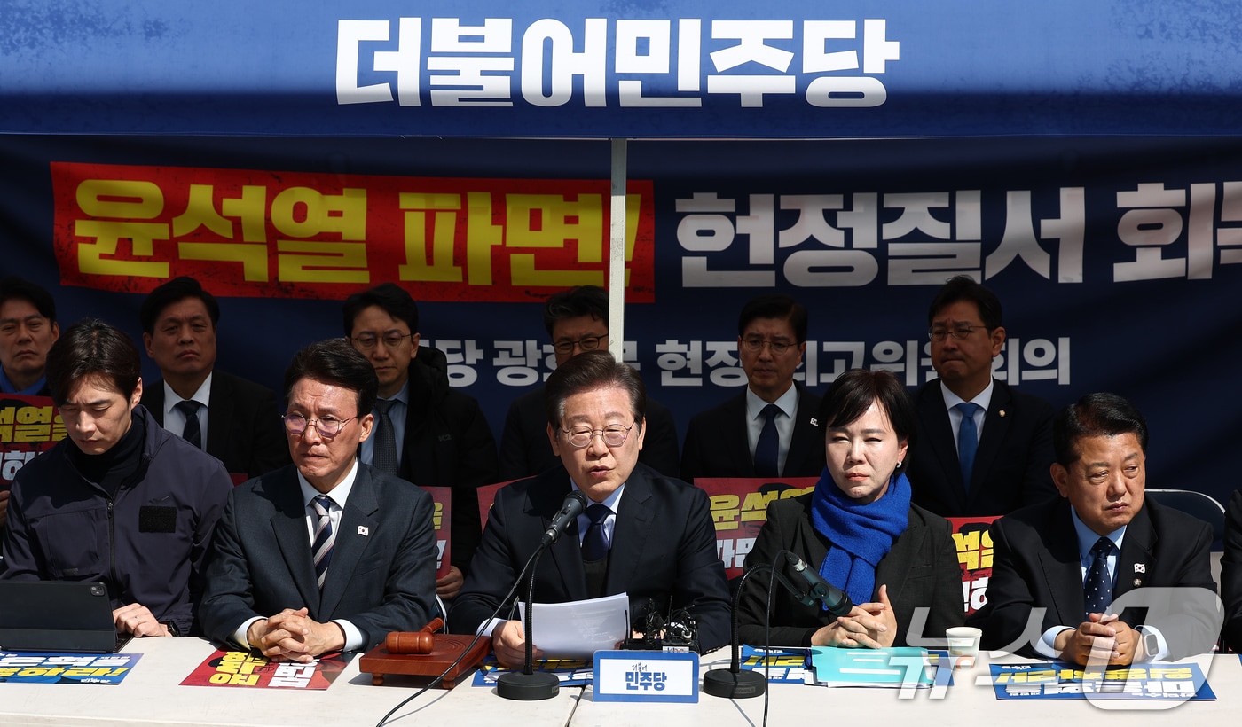 이재명 더불어민주당 대표가 31일 오전 서울 종로구 경복궁 앞 천막당사에서 열린 최고위원회의에서 모두 발언을 하고 있다. 2025.3.31/뉴스1 ⓒ News1 김민지 기자