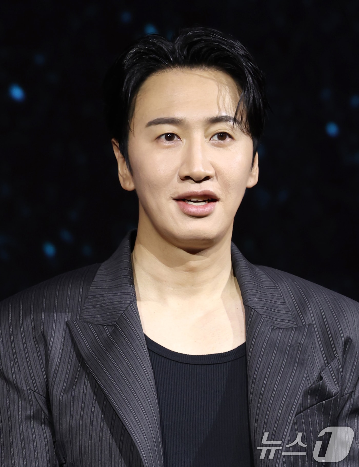 배우 이광수가 31일 서울 종로구 JW메리어트 동대문 스퀘어 서울에서 열린 넷플릭스 시리즈 '악연' 제작발표회에 참석해 포즈를 취하고 있다. '악연'은 벗어나고 싶어도 빠져나올 수 없는 악연으로 얽히고설킨 6인의 이야기를 그린 범죄 스릴러이다. 2025.3.31/뉴스1 ⓒ News1 권현진 기자