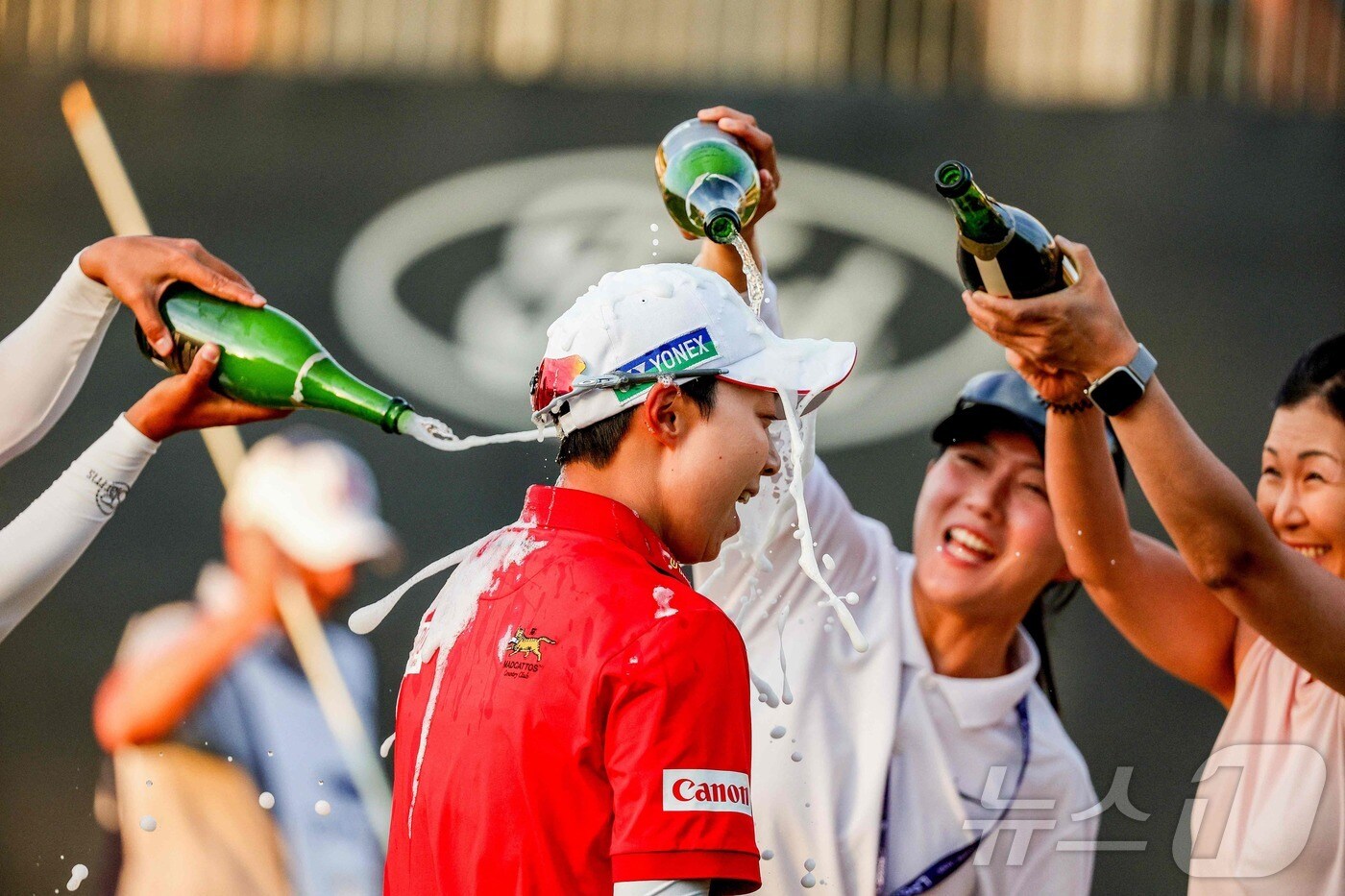 김효주가 30일(현지시간) 미국 애리조나주 챈들러의 월윈드 골프클럽에서 열린 LPGA 투어 포드 챔피언십 최종라운드에서 우승 확정 후 동료들에게 축하를 받고 있다. ⓒ AFP=뉴스1
