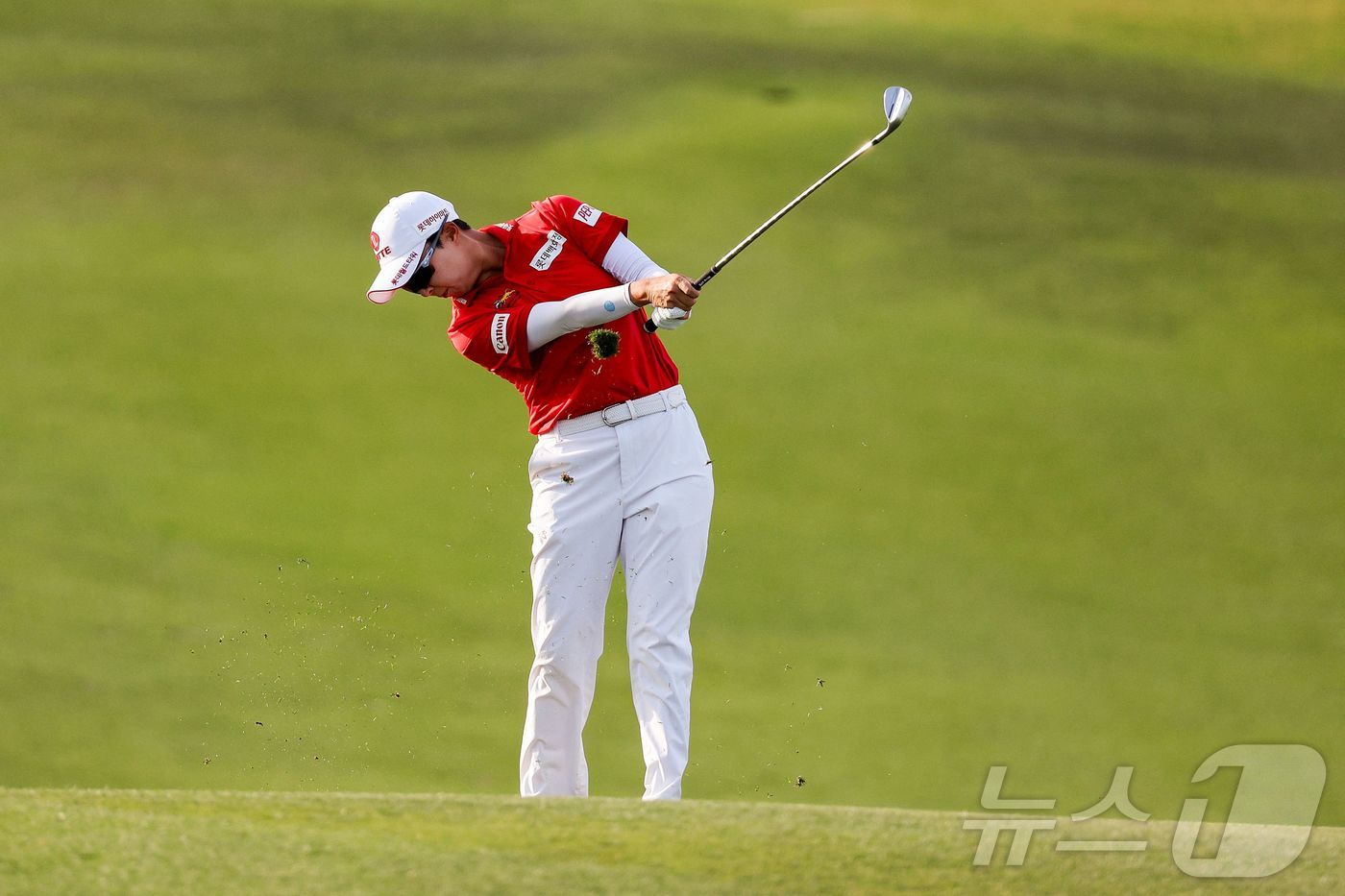 김효주가 30일(현지시간) 미국 애리조나주 챈들러의 월윈드 골프클럽에서 열린 LPGA 투어 포드 챔피언십 최종라운드 18번홀에서 아이언샷을 날리고 있다.ⓒ AFP=뉴스1