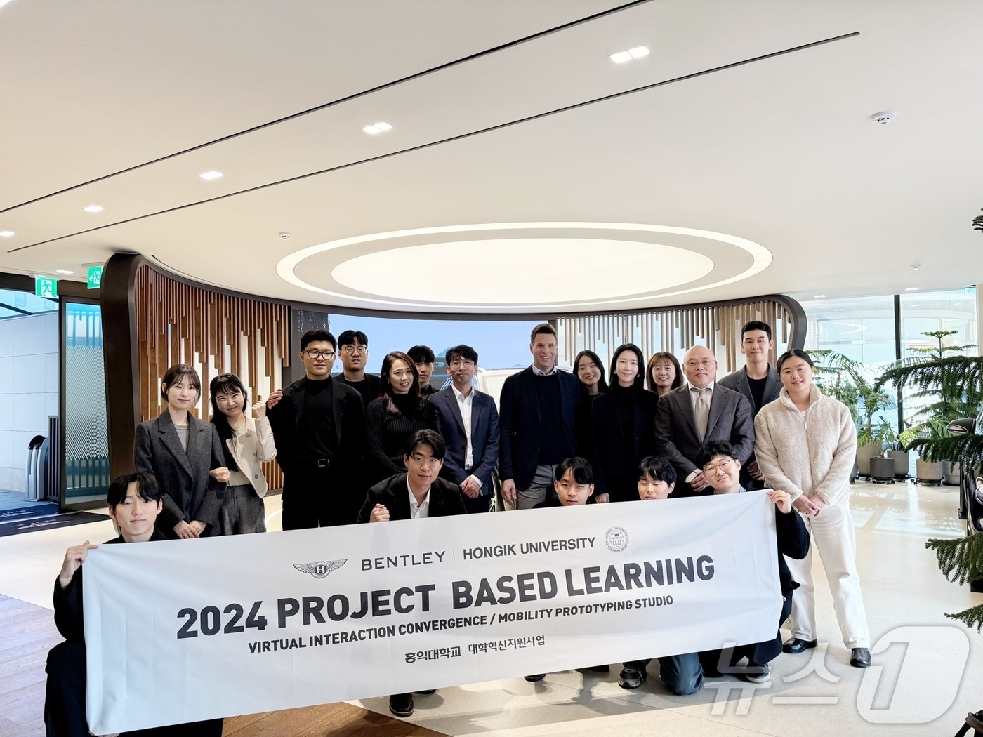 벤틀리서울과 홍익대 산업디자인전공 관계자들이 디자인 산학협력 프로젝트를 마친 뒤 학생들과 기념 사진을 촬영한 모습(벤틀리 서울 제공). 2025.03.31.