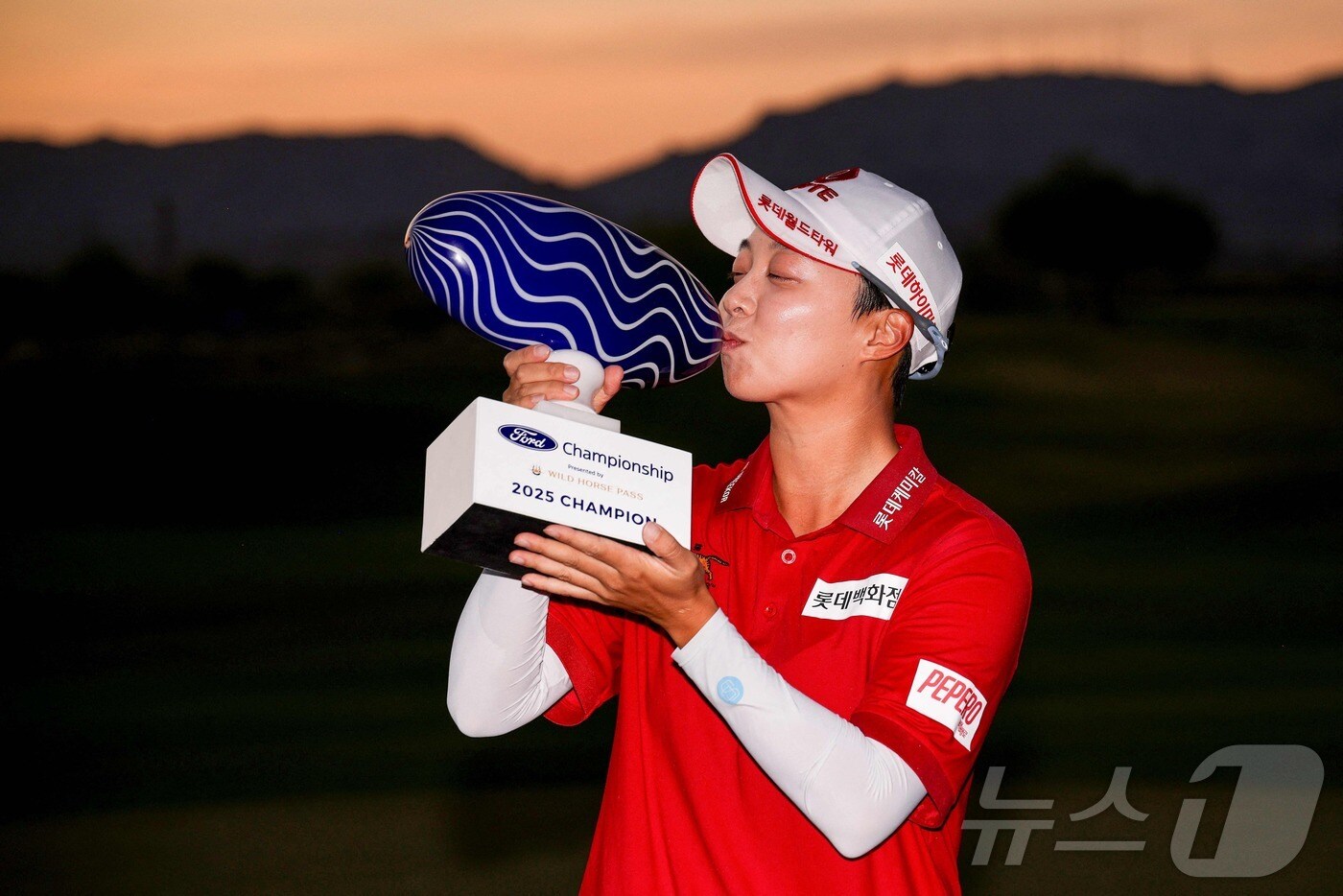 김효주가 30일(현지시간) 미국 애리조나주 챈들러의 월윈드 골프클럽에서 열린 LPGA 투어 포드 챔피언십 최종라운드에서 우승 후 트로피에 입을 맞추고 있다. ⓒ AFP=뉴스1